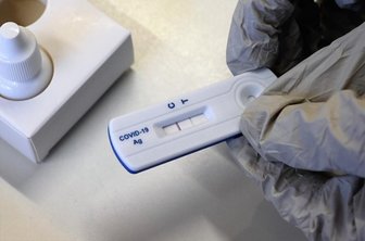 Corona-Infektionen: Klinikum Chemnitz fehlen in manchen Bereichen mehr als die Hälfte der Mitarbeiter - Realität derzeit für viele Chemnitzerinnen und Chemnitzer: Zwei Streifen auf der Corona-Schnelltestkassette bedeuten ein positives Ergebnis. Mehr als 3500 Einwohnerinnen und Einwohner haben sich seit vergangenem Samstag mit dem Virus angesteckt. Die Inzidenz hat am gestrigen Freitag ein Rekordhoch erreicht.