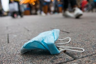 Corona-Infektionen: So steht es aktuell in Mittelsachsen - Eine OP-Maske zum Schutz gegen das Coronavirus ist aktuell kaum gefragt, zudem in Mittelsachsen nur wenige Fälle gemeldet werden.