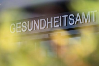 Ein Schriftzug weist auf das Gesundheitsamt hin.