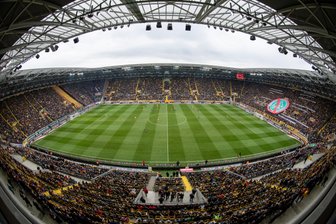 Corona-Infizierte im Dresdner Stadion: Erzgebirge Aue will Sandhausen-Spiel absagen - Beim Sachsenderby zwischen Erzgebirge Aue und Dynamo Dresden waren zwei nachweislich mit dem Coronavirus infizierte Fans unter den Zuschauern.