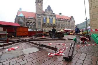 Corona-Inzidenz in Chemnitz erstmals über 700 - Teile des Chemnitzer Weihnachtsmarktes wurden bereits am Samstag wieder abgebaut. 