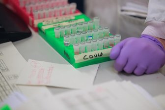 Corona-Inzidenzen in Sachsen: Zwei Großstädte knapp über 35, Vogtland weiter dreistellig -