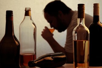 Corona, Isolation, Suchtgefahr: "Droge Nummer 1 ist der Alkohol" - Die coronabedingte Isolation kann für suchtkranke Menschen erhebliche Folgen haben. Dazu gehört etwa, dass selbst seit Langem abstinent lebende Frauen und Männer zum Teil wieder rückfällig werden.