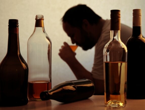 Corona, Isolation, Suchtgefahr: "Droge Nummer 1 ist der Alkohol" - Die coronabedingte Isolation kann für suchtkranke Menschen erhebliche Folgen haben. Dazu gehört etwa, dass selbst seit Langem abstinent lebende Frauen und Männer zum Teil wieder rückfällig werden.