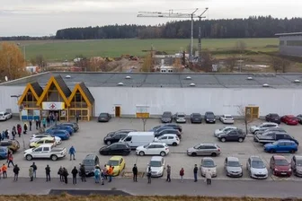 Corona: Keine erneute Sonderrolle fürs Vogtland beim Impfen - Gegen 8.30 Uhr standen am Samstag in Eich bereits wieder viele Menschen nach einer Impfung an. Aufgrund der kühlen Temperaturen war der Impfpunkt deutlich vor der eigentlichen Öffnungszeit geöffnet worden. Der DRK-Bereitschaftsdienst hatte für Sitzplätze und warmen Tee gesorgt.