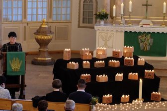 Corona: Kerzen leuchten für Verstorbene - Chefärztin Dr. med. Elke Möbius verdeutlichte bei einer Gedenkveranstaltung in der Jakobikirche die belastende Situation seit Beginn der Coronapandemie. Für jeden zwischen Januar 2020 und Juni 2021 am Kreiskrankenhaus Stollberg verstorbenen Patienten wurde ein Licht entzündet. Neben diesen 236 Kerzen erinnerte symbolisch eine große Kerze an all die anderen verstorbenen Menschen.
