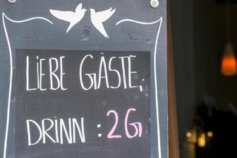 Eine Gaststätte in Prenzlauer Berg in Berlin informiert seine Gäste über die 2G-Regel.