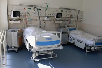 Corona: Krankenhäuser in Mittelsachsen wollen zurück zur Normalität - Nicht nur auf der Covid-Station des Freiberger Kreiskrankenhauses stehen immer mehr Betten leer. Noch diese Woche will die Einrichtung die Station daher schließen.