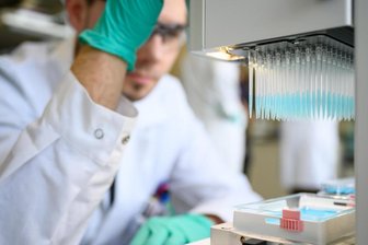 Forschung zu einem zukünftigen Corona-Impfstoff - hier in einem deutschen Labor.