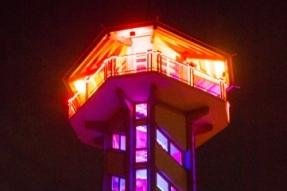 Seit Anfang Juli erstrahlt der Turm allabendlich.