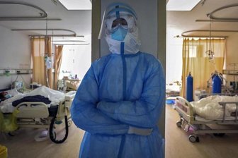 Ein medizinischer Mitarbeiter ruht sich in einem Krankenhaus in Wuhan aus.