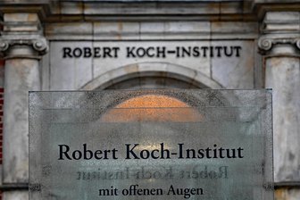 Corona-Krisenstab: Aufregung um Protokolle aus dem RKI - Am bundeseigenen Robert-Koch-Institut liefen bei der Corona-Bekämpfung die Fäden zusammen. Entsprechend seiner gesetzlichen Aufgabe sammelte das Institut Daten und wissenschaftliche Bewertungen, entwickelte daraus Empfehlungen und beriet die Politik.