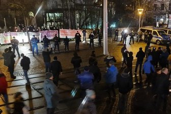 Corona-Kritiker treffen auf Gegenprotest - Die Polizei trennte am Montagabend die sogenannten Spaziergänger von einem angemeldeten Gegenprotest am Wendedenkmal.