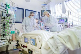 Corona-Lage im Erzgebirge: Krankenhäuser stehen kurz vor dem Kollaps - Ein beatmeter Intensivpatient wird im Helios Klinikum Aue behandelt.