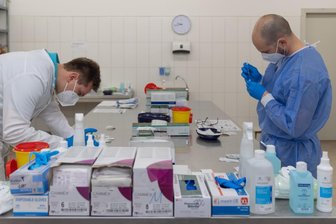 Corona-Lage im Erzgebirge: Kritik an Schließung von Impfzentren - Impfzentrum Annaberg Buchholz. Im Bild vl: Apotheker Rudi Clauß, Hauptfeldwebel Phillipp Gambe