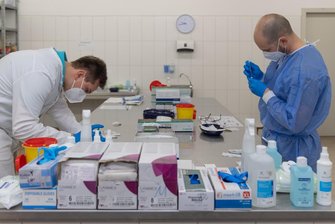 Corona-Lage im Erzgebirge: Landrat kritisiert Kontrollstopp an der Grenze - Impfzentrum Annaberg Buchholz. Im Bild vl: Apotheker Rudi Clauß, Hauptfeldwebel Phillipp Gambe