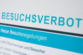 Corona-Lage im Erzgebirge: Soldaten helfen in betroffenem Pflegeheim aus - Am Auer Krankenhaus gilt seit Montag ein vorläufiger Besucherstopp, den ein Sicherheitsdienst kontrolliert. Als einen Grund für diesen Schritt nennt das Klinikum die Missachtung von Corona-Regeln durch Besucher. 