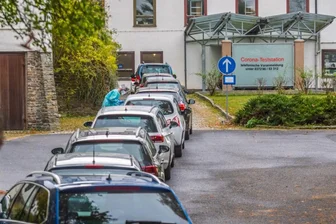 Warten auf den Test - Corona-Testambulanz des Krankenhauses Stollberg in der Jahnsdorfer Straße 2 in Stollberg. 