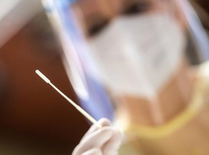 Corona-Lage im Landkreis Zwickau: 416 Neuinfektionen über die Osterfeiertage - Das Robert-Koch-Institut hatte zuvor darauf hingewiesen, dass aufgrund der Feiertage Daten unvollständig sein könnten und dass weniger Testungen sowie weniger Laborergebnisse zu erwarten sind.