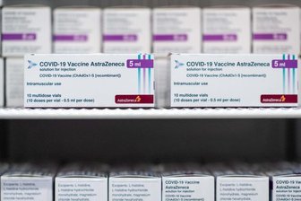            Der Impfstoff der Firma Astrazeneca lagert in einem Kühlschrank.