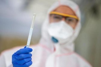 Corona-Lage im Landkreis Zwickau: HBK richtet Isolierstation ein, Weihnachtsmarkt wird aufgebaut - Das Heinrich-Braun-Klinikum in Zwickau hat am Freitag erneut eine Isolierstation eingerichtet.
