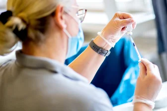 Corona-Lage im Landkreis Zwickau: Impf-Aktion in St. Egidien, Hausärzte führen lange Wartelisten - Die Hausärzte im Landkreis Zwickau dürfen gut drei Monate nach Beginn der Corona-Impfungen in Deutschland gegen das Coronavirus impfen.