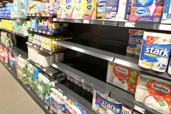 Corona-Lage im Landkreis Zwickau: Vorratskäufe und Kita unter Quarantäne - Ein Blick in den Edeka-Markt von Christian Meisel in Hohenstein-Ernstthal.