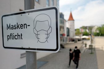 Corona-Lage im Vogtland: Maskenpflicht in Plauener Innenstadt entfällt - Die Schilder in der Plauener Innenstadt, die auf das Tragen eines Mund-Nasen-Schutzes hinweisen, werden abmontiert