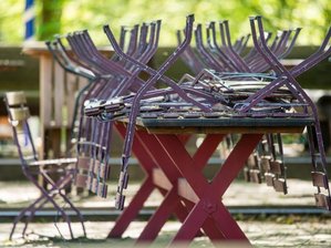 Corona-Lage im Vogtland: Schulen kehren zum Regelbetrieb zurück -             Aufgeräumte Biertische.