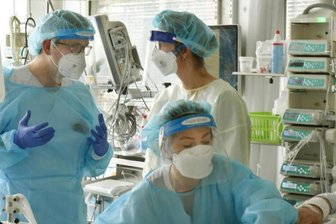 Corona-Lage im Vogtland: Weiterhin bundesweit vierthöchste Inzidenz - Mediziner bei einem Patienten in der Covid-19-Station. 