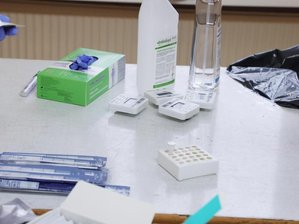 Corona-Lage in Chemnitz: Acht weitere Todesfälle in der Stadt - Utensilien für den Corona-Schnelltest liegen auf einem Tisch.