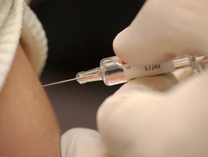 Corona-Lage in Chemnitz: Klinikum entkräftet Kritik an Impf-Probedurchlauf - Die Auswahl derer, die am Klinikum Chemnitz für das hausinterne Impfzentrum als Erste gegen Covid-19 geimpft wurden, war bei manchem auf Unverständnis gestoßen.