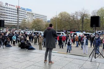 Corona-Lage in Chemnitz: So liefen die Demos zum 1. Mai - Redner der "Freien Sachsen" am Karl-Marx-Kopf war der NPD-Kreisrat im Erzgebirge, Stefan Hartung.