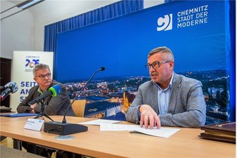 Corona-Lage in Chemnitz: Weiterer Grenzwert gerissen, Verschärfung der Maßnahmen - Amtsarzt Dr. Harald Uerlings (links) und Ordnungsbürgermeister Miko Runkel informierten am gestrigen Montag zur Corona-Situation in Chemnitz und stellten dabei eine Erweiterung und Verschärfung der derzeitigen Coronaregeln vor, um die Lage in der Stadt unter Kontrolle zu bringen.