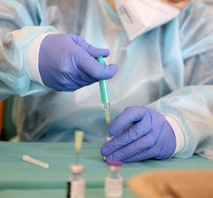 Corona-Lage in Mittelsachsen: Impfstoff für Praxen ist da, Museen dürfen wieder öffnen - Zum ersten Mal sind flächendeckend Apotheker vom pharmazeutischen Großhandel mit dem Impfstoff gegen Covid-19 beliefert worden, um das sensible Präparat des Herstellers Biontech/Pfizer an Hausarztpraxen weiter zu geben.