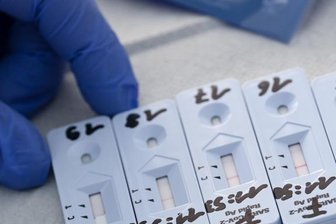 Corona-Lage in Mittelsachsen: Region steuert auf Ende der Lockerungen zu - Corona-Schnelltests liegen auf einem Tisch in einem Testzelt.