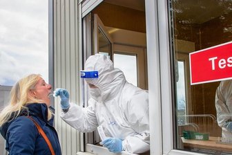 Das Schnelltestzentrum in Augustusburg bietet Tests an, damit Ostern Geschäfte und Museen öffnen können, hier Bärbel Groschupf.