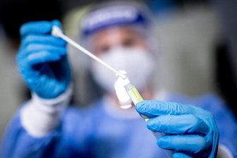 Corona-Lage in Sachsen: Corona-Inzidenz erhöht sich langsam weiter - Eine medizinische Mitarbeiterin hält einen Tupfer für einen Abstrich für einen Corona-Test in der Hand.