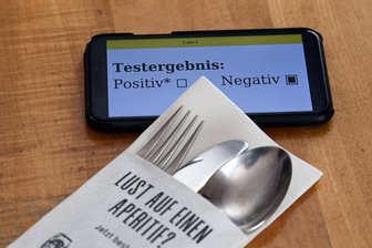 Corona-Lage in Sachsen: Darum zögern Gastronomen im Freistaat beim Neustart - Restaurants und Cafés dürfen längst sachsenweit wieder Gäste empfangen. Doch so mancher Gast wird sich derzeit verwundert die Augen reiben, weil die Türen wegen zusätzlicher Schließtage zu sind, die Terrasse unbewirtschaftet ist oder stark verkleinert wurde.