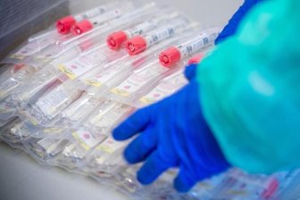 Testsets mit Abstrichstäbchen liegen in einem Testzentrum für Corona-Verdachtsfälle.