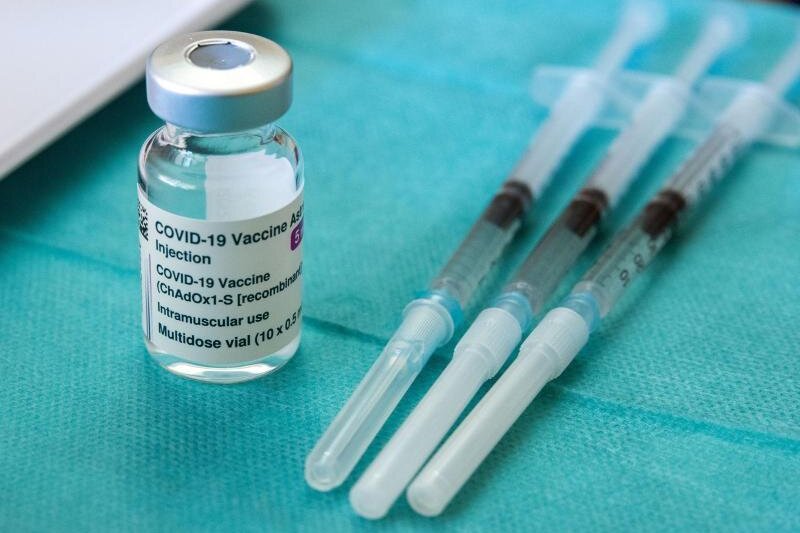            Drei vorbereitete Spritzen mit dem Corona-Impfstoff Astrazeneca liegen bereit.