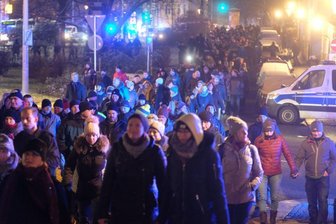 Demo gegen Coronamaßnahmen: Kritiker der Coronamaßnahmen gehen eine Straße entlang.