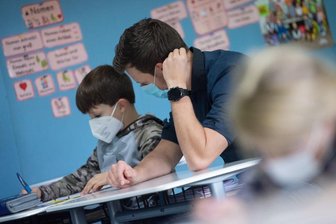 Corona-Lage in Sachsen: Immer mehr Schulen geschlossen - Diskussion um Impfpflicht für Lehrer - 