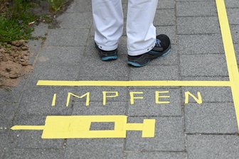 Corona-Lage in Sachsen: Impf-Anreize im Gespräch, Großevents in Aussicht -  Laut Impfdashboard des Robert-Koch-Instituts bedeuten 48,5 Prozent "mindestens einmal Geimpfte", dass in Sachsen als einzigem Bundesland mehr als die Hälfte der Menschen noch kein Vakzin gegen Corona erhalten hat.