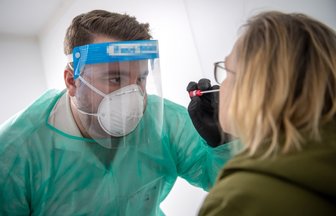 Ein Abstrich für einen PCR-Test wird genommen (Symbolfoto).
