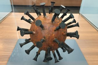 Corona-Lage in Sachsen: Inzidenz leicht gesunken - Ein Corona-Virus als Modell steht im Dresdner Hygienemuseum.