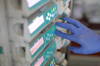            Medizinisches Personal bedient Geräte in einem Intensiv- und Überwachungsbereich.