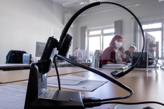 Corona-Lage in Sachsen: Inzidenzwert steigt weiter - Auskunft zu neuen Infektionsschutzbestimmungen oder zu Impfangeboten: Mit erneut steigenden Inzidenz-Zahlen klingeln bei den Corona-Hotlines einiger sächsischen Kommunen wieder öfter die Telefone.