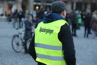 Corona-Lage in Sachsen: Proteste in Dresden und Bautzen - Deutschlandweit demonstrieren «Spaziergänger» wie hier in Dresden gegen die Corona-Politik.