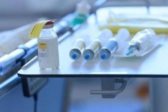 Corona-Lage in Zwickau: Gesundheitsamt stockt Personal auf - Medikamente zur Behandlung von Covid-19 liegen auf einem Tisch an einem Krankenbett. 